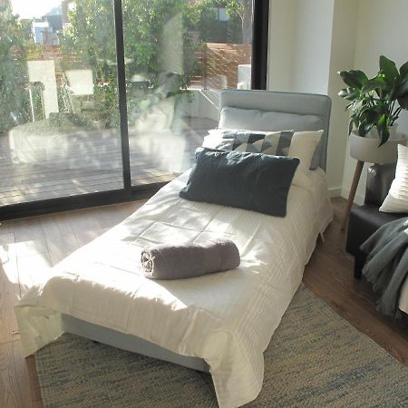 Modern 3 Bedroom Apt With Free Parking, Netflix, Wifi & Welcome Wine By Bnb Pro Мелбърн Екстериор снимка