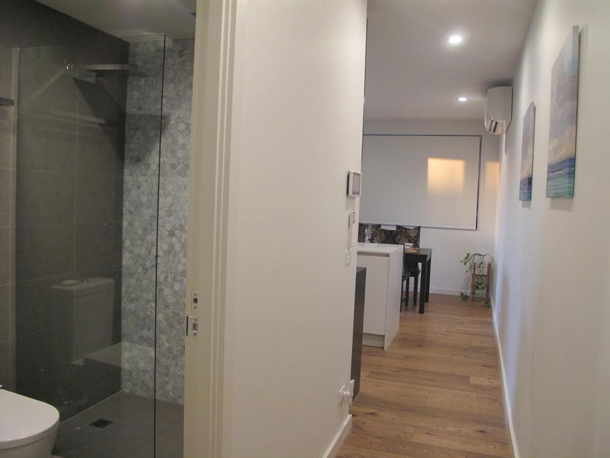 Modern 3 Bedroom Apt With Free Parking, Netflix, Wifi & Welcome Wine By Bnb Pro Мелбърн Екстериор снимка