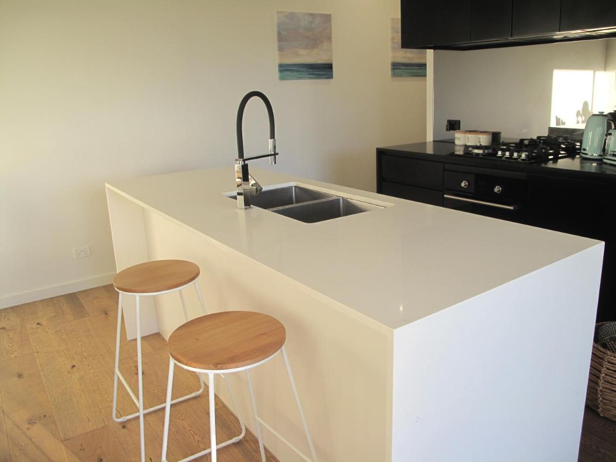Modern 3 Bedroom Apt With Free Parking, Netflix, Wifi & Welcome Wine By Bnb Pro Мелбърн Екстериор снимка