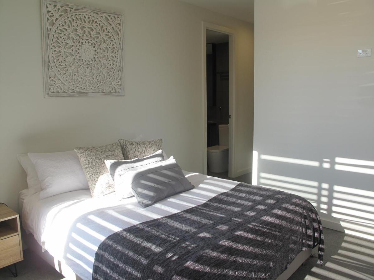 Modern 3 Bedroom Apt With Free Parking, Netflix, Wifi & Welcome Wine By Bnb Pro Мелбърн Екстериор снимка
