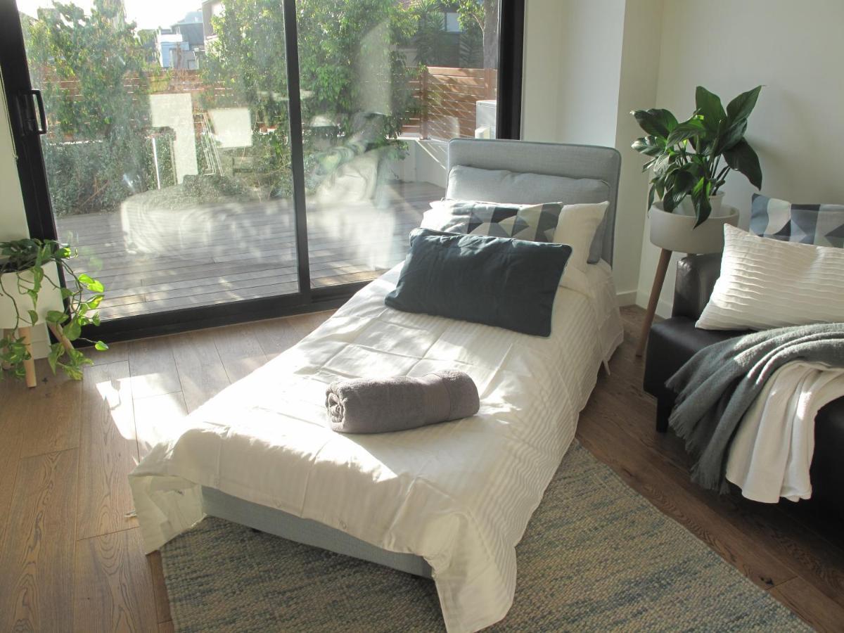 Modern 3 Bedroom Apt With Free Parking, Netflix, Wifi & Welcome Wine By Bnb Pro Мелбърн Екстериор снимка