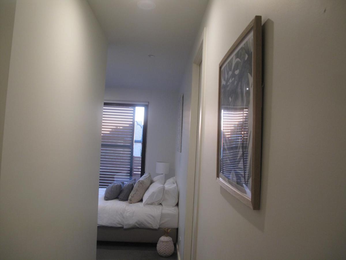 Modern 3 Bedroom Apt With Free Parking, Netflix, Wifi & Welcome Wine By Bnb Pro Мелбърн Екстериор снимка