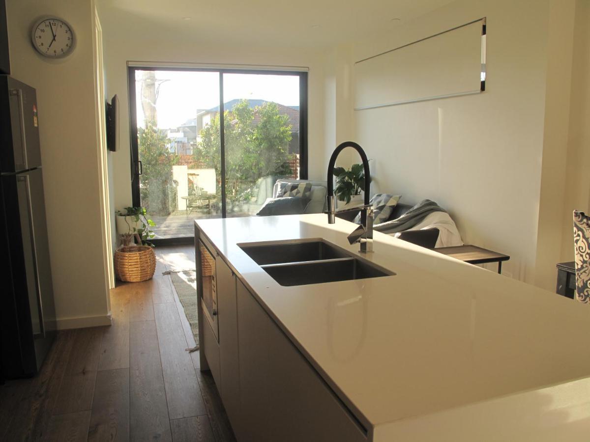 Modern 3 Bedroom Apt With Free Parking, Netflix, Wifi & Welcome Wine By Bnb Pro Мелбърн Екстериор снимка