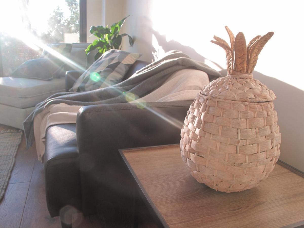 Modern 3 Bedroom Apt With Free Parking, Netflix, Wifi & Welcome Wine By Bnb Pro Мелбърн Екстериор снимка